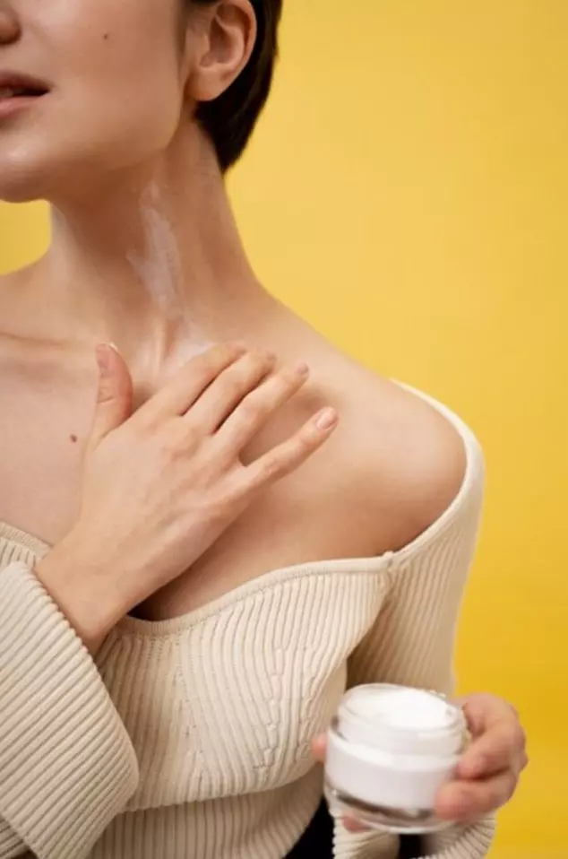 Como cuidar da pele do pescoço, das mãos e do colo