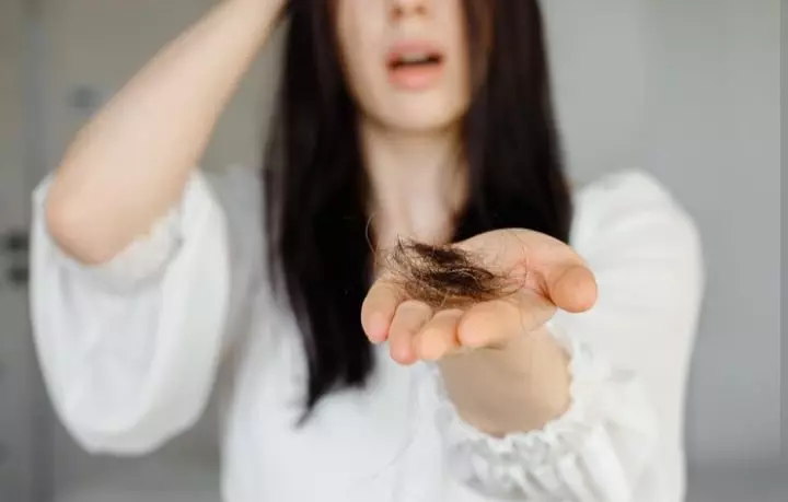O que causa grande queda de cabelo feminino