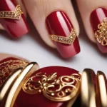 unha decorada com vermelho e dourado