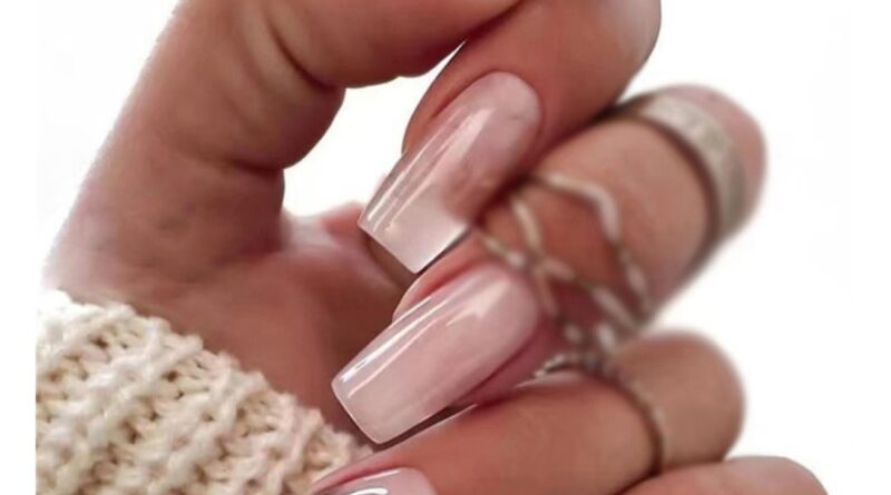 24 ideias de unhas acrílicas de inverno para um visual divertido, elegante e festivo nesta temporada de festas